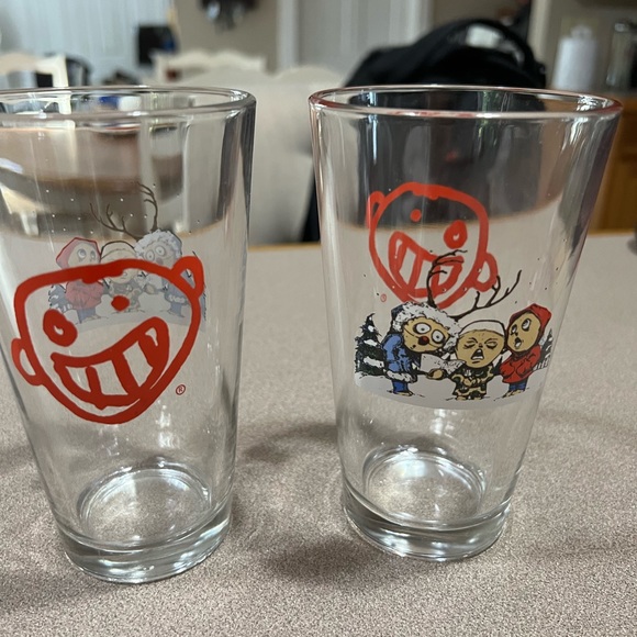 New Set of 2 Newbury Comics Winter / Carolers pint Glasess - Picture 1 of 3